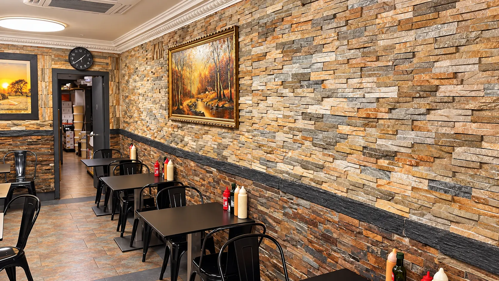 Salón del restaurante con mesas y pared de piedra